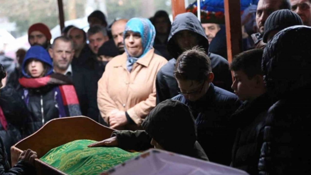 Artvin’de karne günü kazada hayatını kaybeden anne ve oğlu toprağa verildi