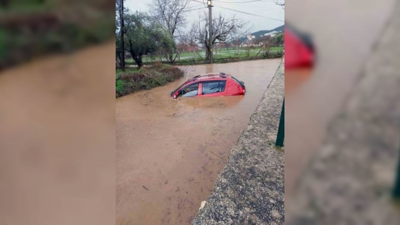 Aşırı yağış sonrası ovayı su bastı, araç su altında kaldı