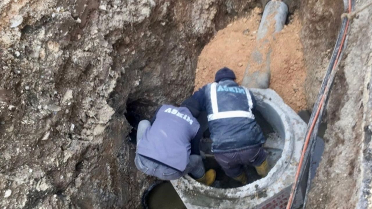 ASKİM ekipleri kanalizasyon hattı yenileme çalışmalarına devam ediyor