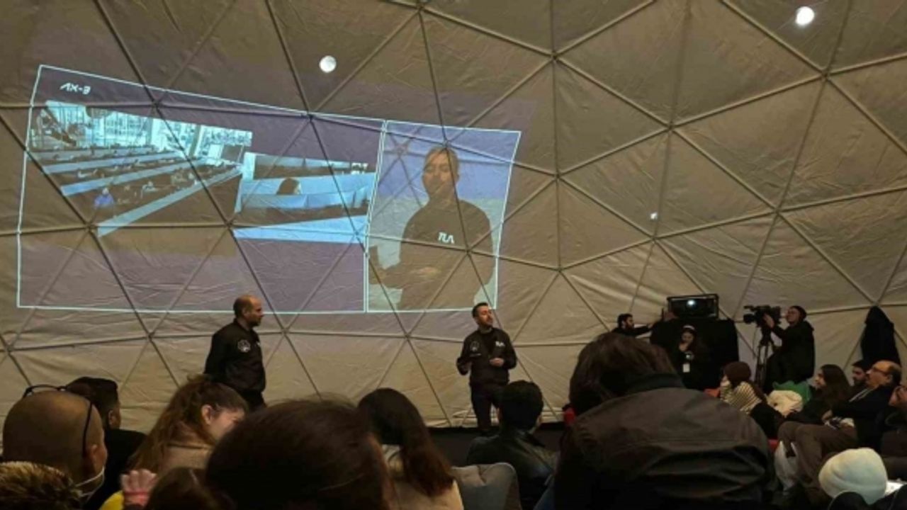 Astronot Gezeravcı’yı da taşıyan uzay aracının istasyona kenetlenmesi kent meydanlarından takip ediliyor