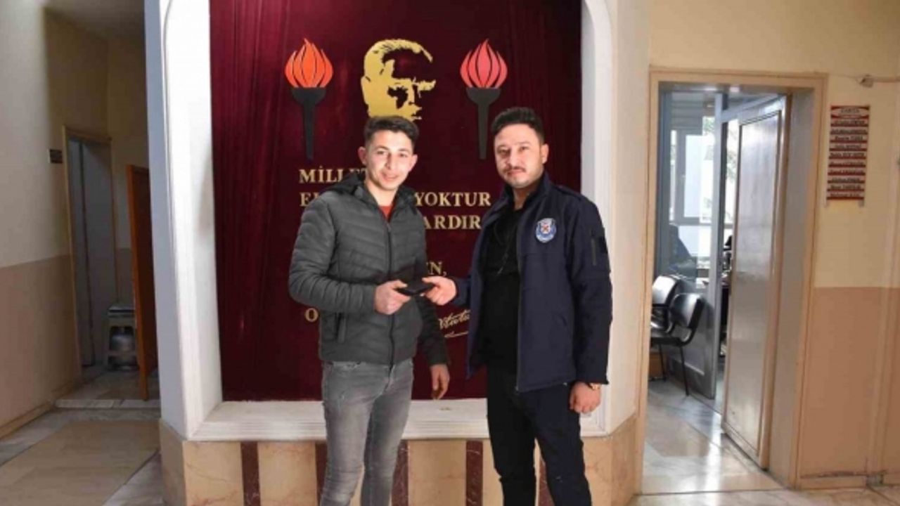 ATM’de unutulan para ve düşürülen cüzdan sahiplerine teslim edildi