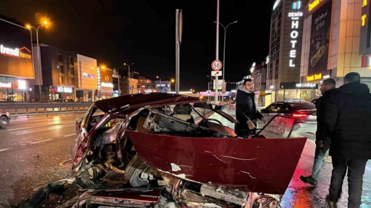 Avcılar E-5’te trafik kazasında otomobil hurda yığınına döndü: 2 yaralı