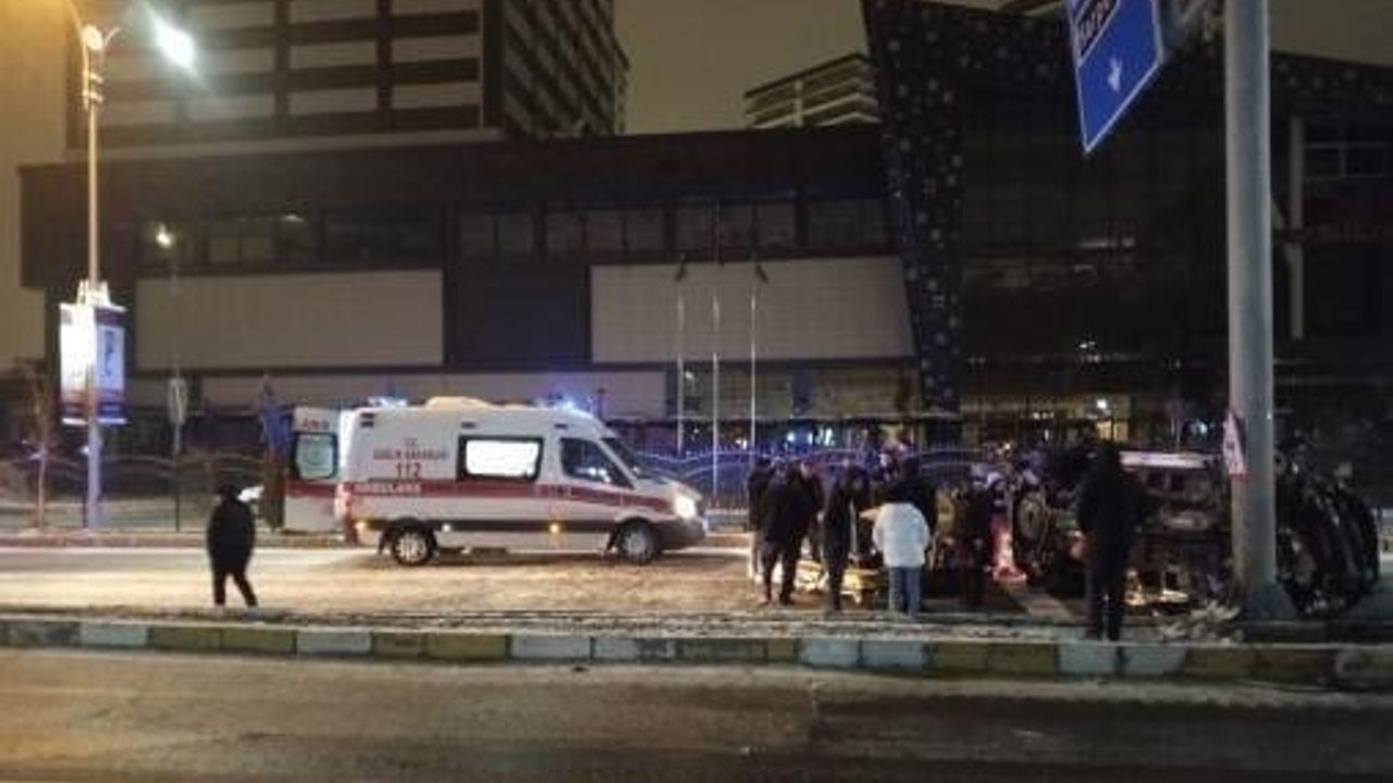 Aydınlatma direğine çarpan cip yan yattı: 6 yaralı