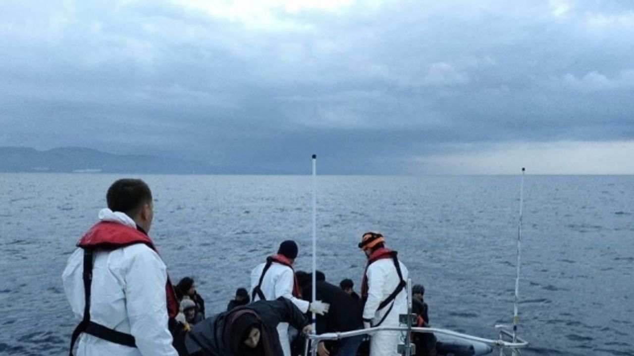 Ayvacık’ta 62 kaçak göçmen kurtarıldı, 39 kaçak göçmen yakalandı