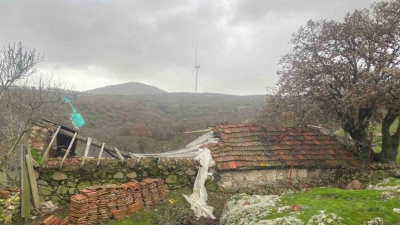 Ayvacık’ta şiddetli fırtına etkili oldu, hayvan damı ile ağıl çatısı uçtu