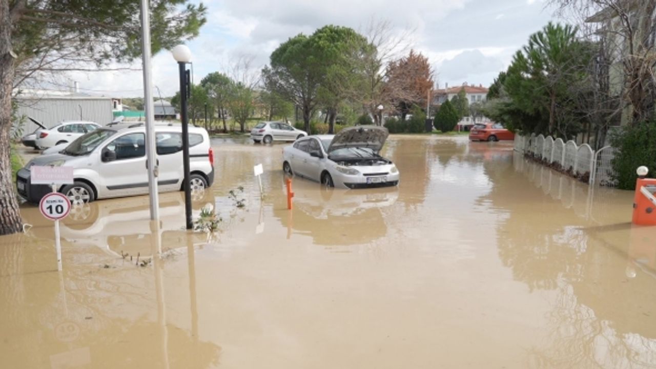 Ayvalık’ta hasar tespit ve su tahliye çalışmaları sürüyor