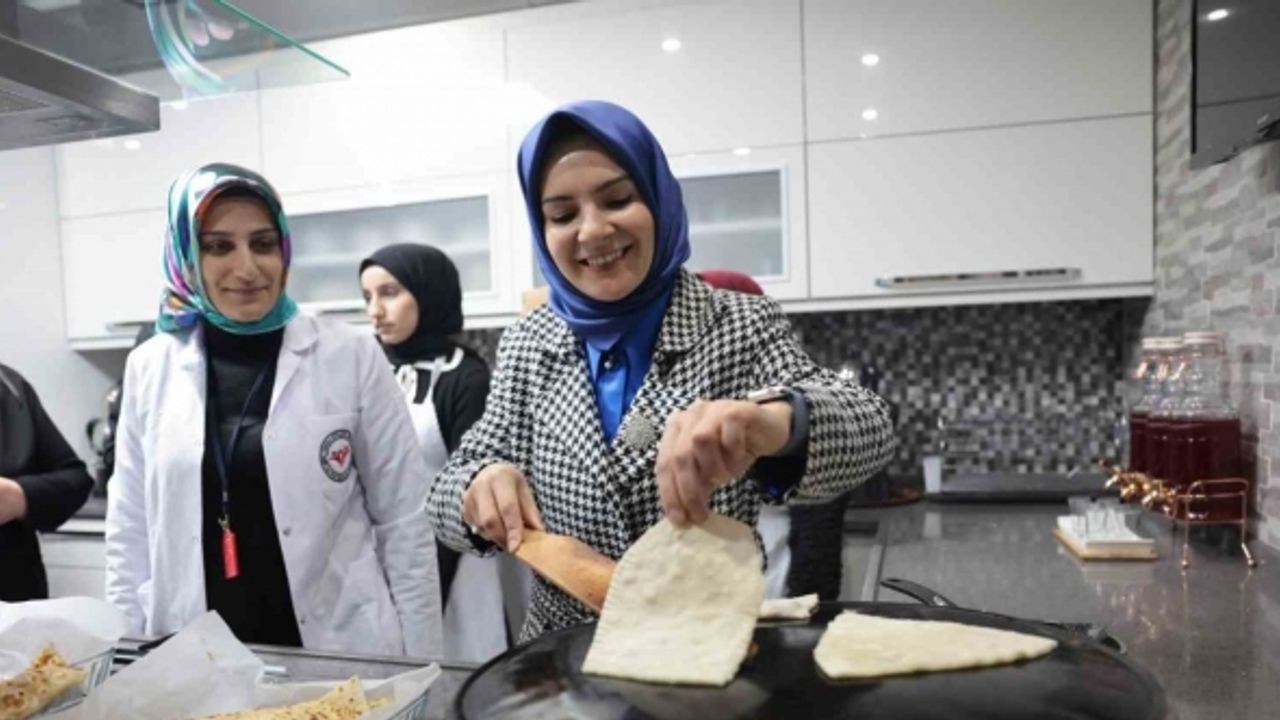 Bakan Göktaş açılışını yaptığı aşevinde yemek kazanlarının başına geçip döner kesti