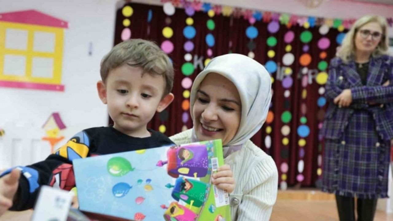 Bakan Göktaş minik öğrencilerin ilk karne heyecanlarına ortak oldu