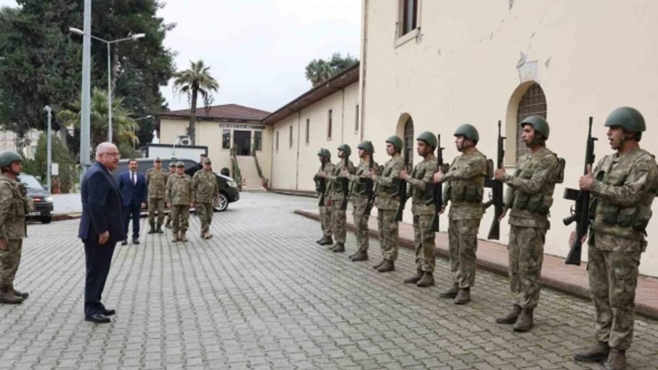 Bakan Güler, 2’nci Hudut Alay Komutanlığı’nda incelemelerde bulundu