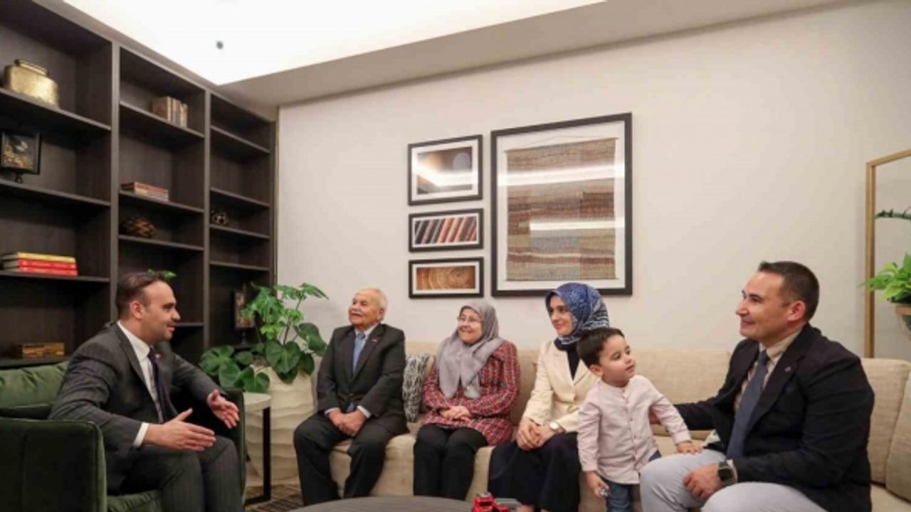 Bakan Kacır, Türk Astronot Alper Gezeravcı’nın ailesiyle bir araya geldi