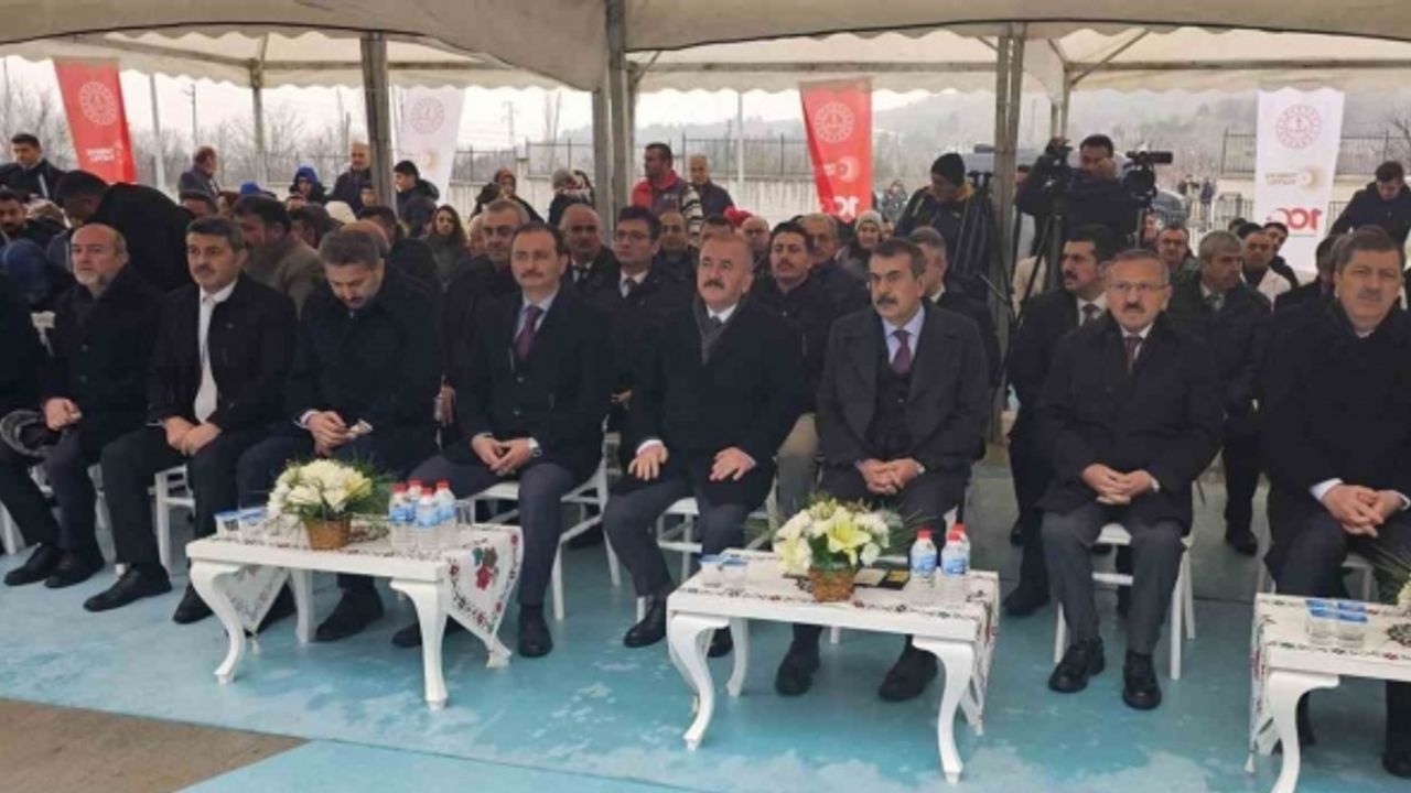 Bakan Tekin: "Bize düşen, sahip olduğumuz geleneği fırsat eşitliğini göz önünde bulundurarak, bu farklılıkların hepsini milletimizin bir zenginliği olarak davranmak"