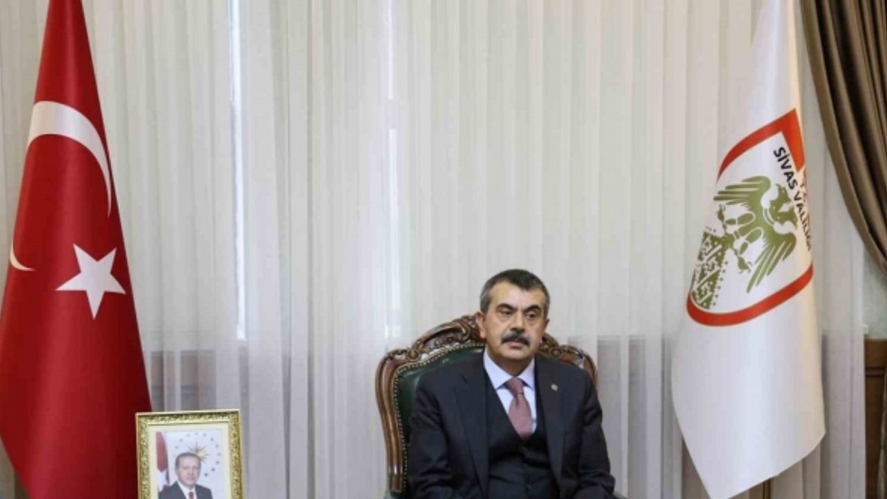 Bakan Tekin, öğretim sürecinde zorluk çıkartan belediyelerden şikâyet edip Eskişehir ve İzmir’i buna örnek gösterdi