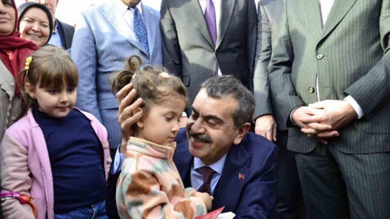 Bakan Tekin: "Tatilde çocuklarımızın yanında dijital bağımlılıklarımızdan vazgeçelim, onlarla vakit geçirelim"