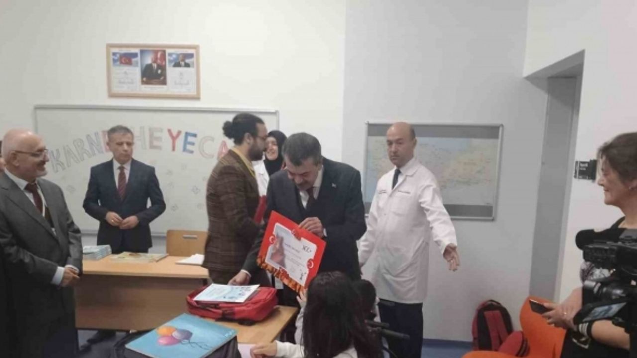 Bakan Tekin ve eşi, hastanedeki çocukların karne sevincine ortak oldu