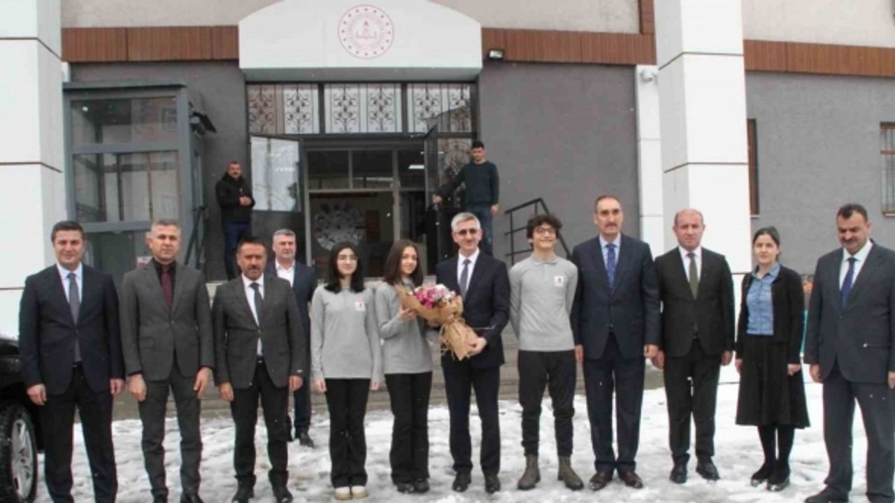 Bakan Yardımcısı Yılmaz projeleri uzayda test edilecek Muşlu öğrencilerle bir araya geldi