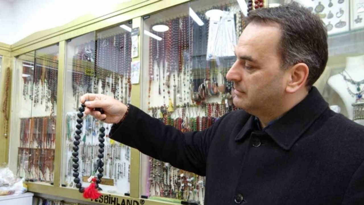 Balina kusmuğundan yapılan tespih 25 bin liraya satılıyor