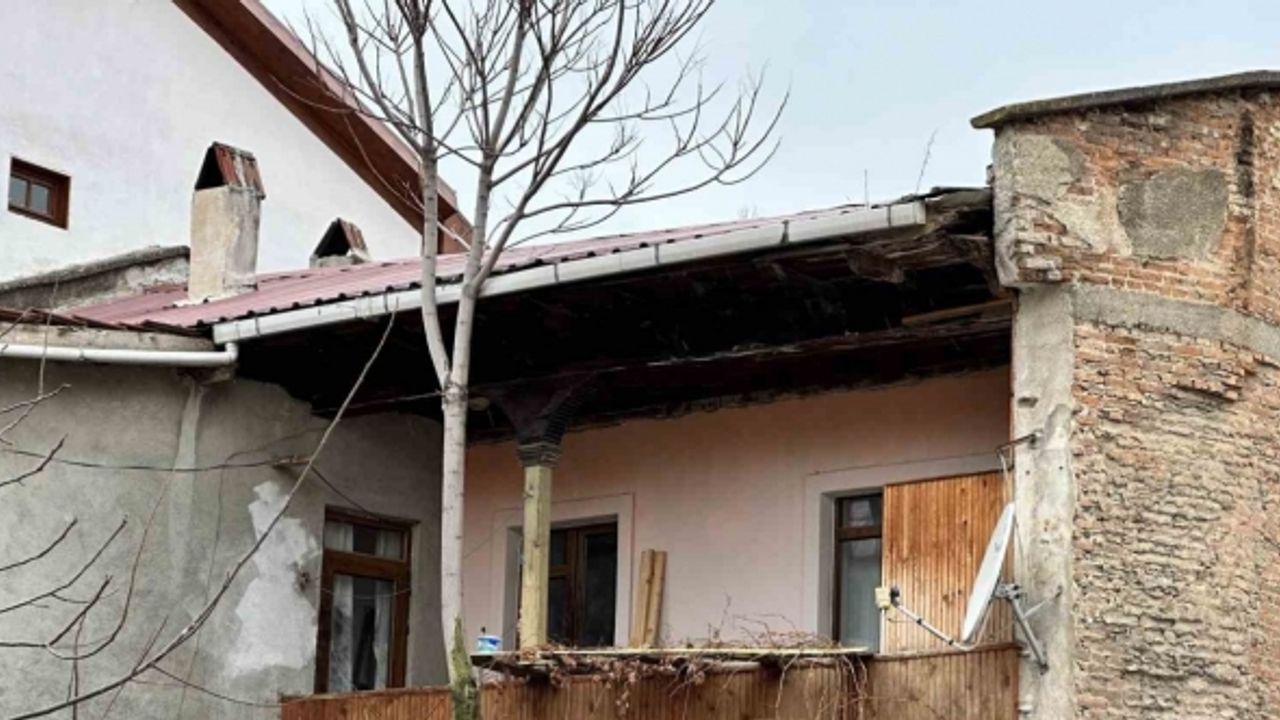 Balkondan girdikleri evde değerli eşya bulamayınca kombi ve televizyonları çaldılar