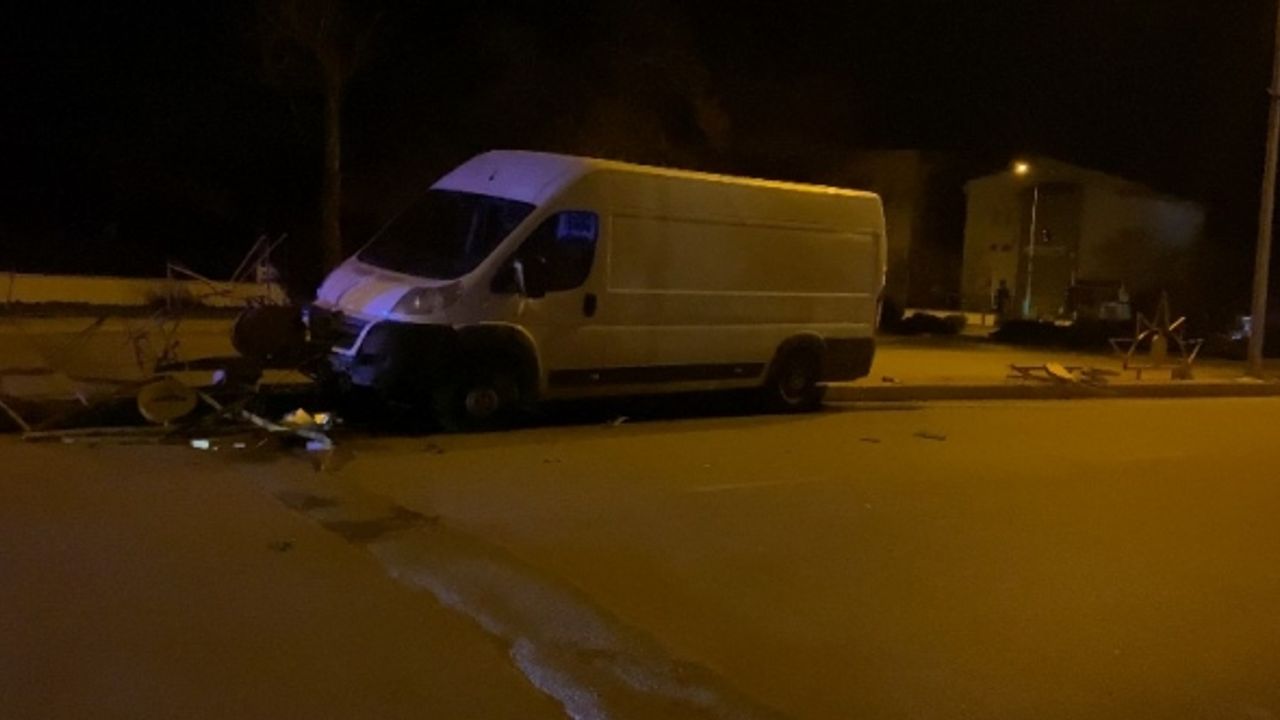 Bariyerlere çarpıp kaçtı: Yakalanan alkollü sürücü polise zor anlar yaşattı