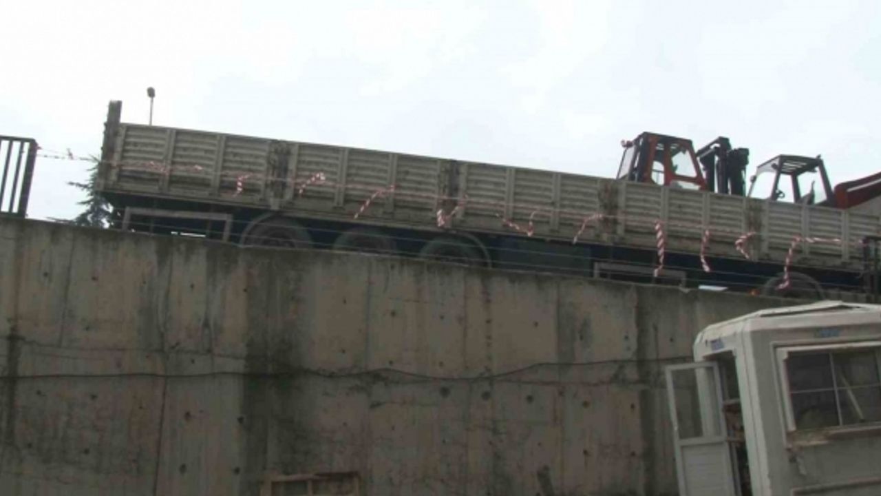 Başakşehir’de kontrolden çıkan tır, iş yeri bahçesine düştü: O anlar kamerada