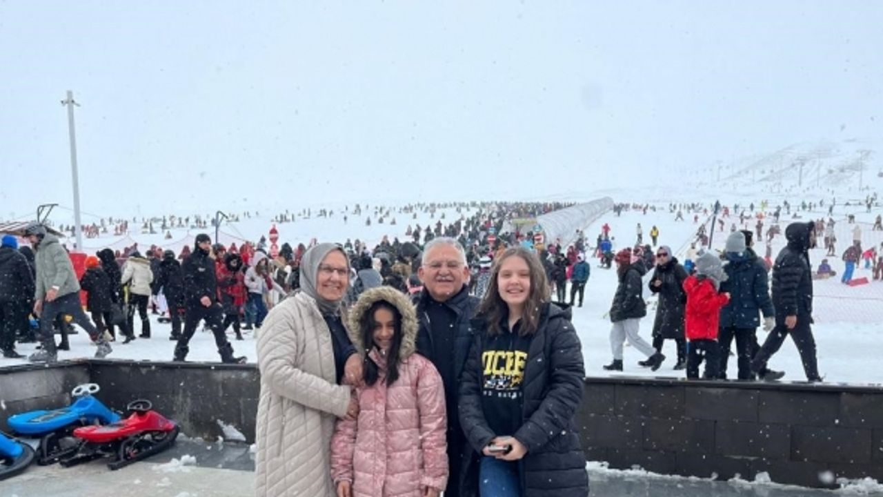 Başkan Büyükkılıç, Erciyes Kayak Merkezi’nde kayak severlerle buluştu
