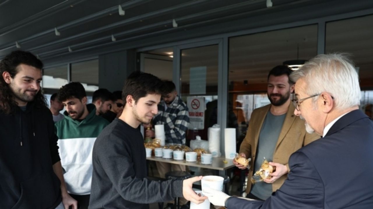 Başkan Erdem’den öğrencilere çorba ikramı