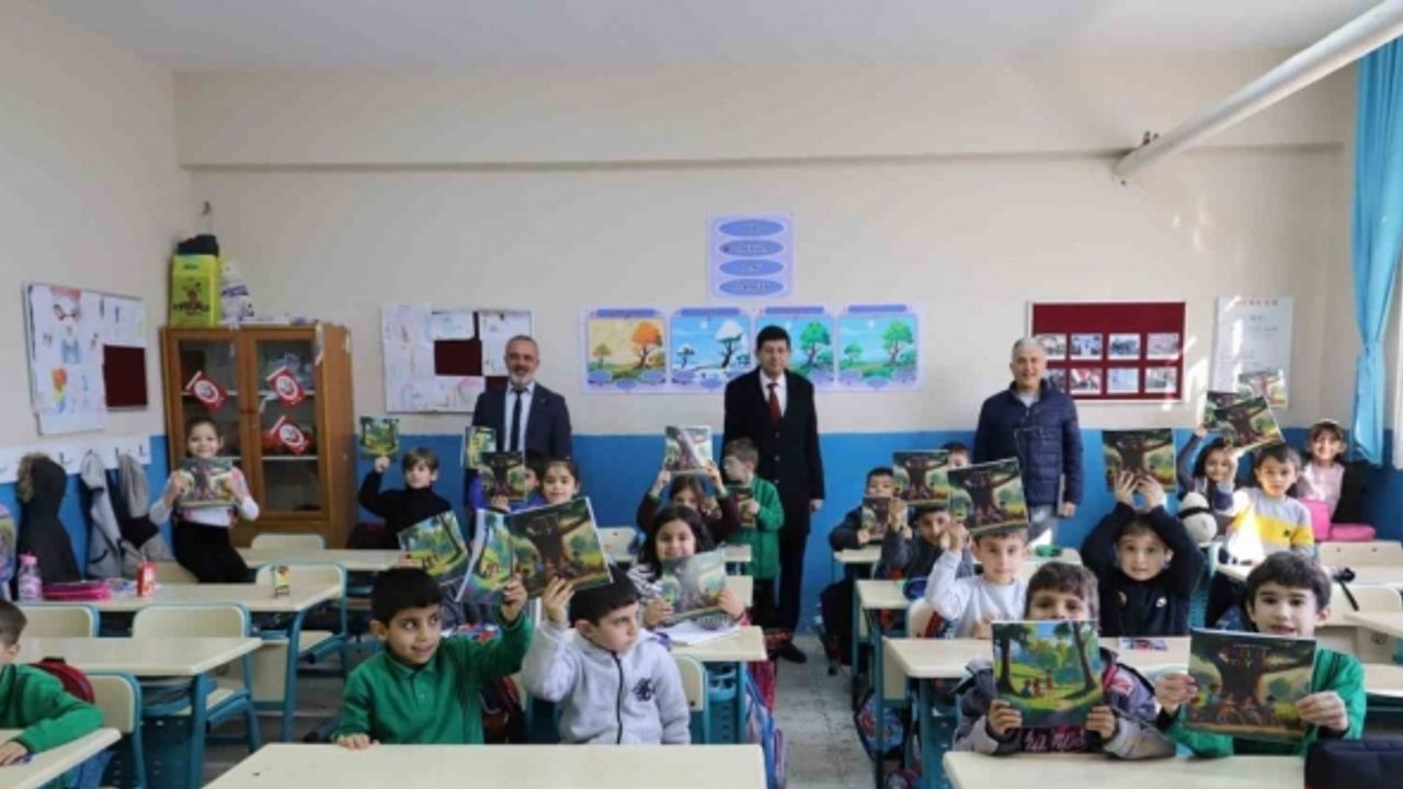 Başkan Özcan, Nazillili miniklere boyama kitabı hediye etti