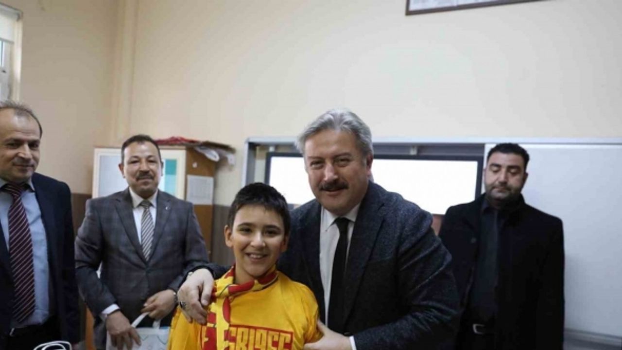 Başkan Palancıoğlu, öğrencilerin karne heyecanına ortak oldu