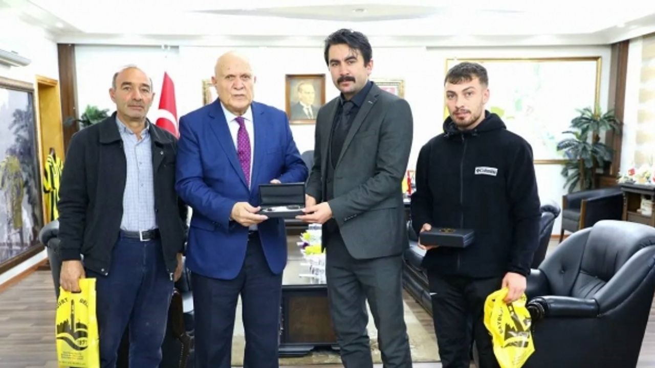 Başkan Pekmezci Cirit Milli Takımına seçilen sporcuyu makamında ağırladı