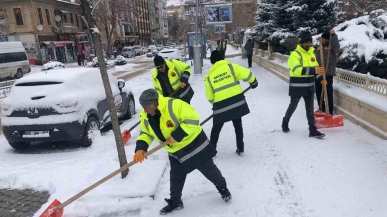 Bayburt Belediyesi yaya ve sürücüler için seferber oluyor: Karla mücadele aralıksız sürüyor