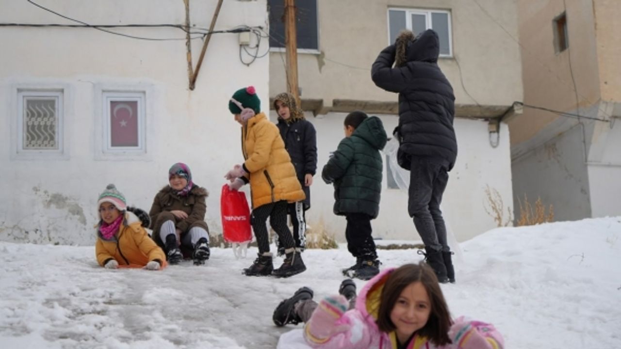 Bayburt’a yılın ilk karı yağdı, çocuklar dik yokuşları kızak pistine çevirdi