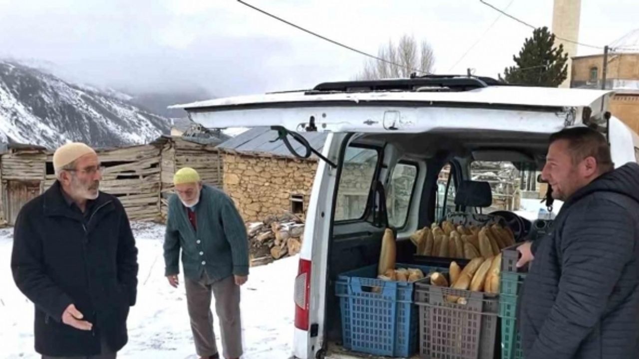 Bayburtlu fırıncı karlı yolları aşarak yıllardır köylere ekmek götürüyor