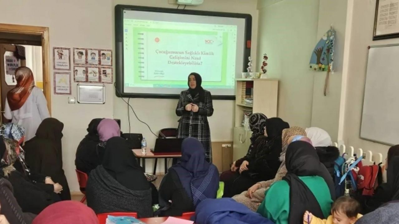 Bayburt’ta anne ve anne adaylarına ’Aile Ahlaki Eğitimi’ sunumu yapıldı