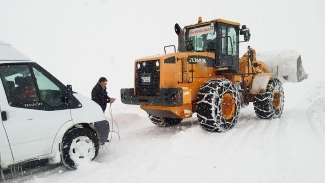 Bayburt’ta kardan kapanan köy yolları yeniden ulaşıma açıldı