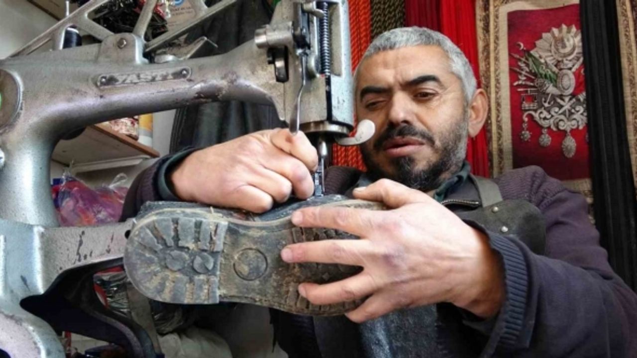 Bedensel engelli kundura ustası, çeyrek asırdır ayakkabı tamir ediyor