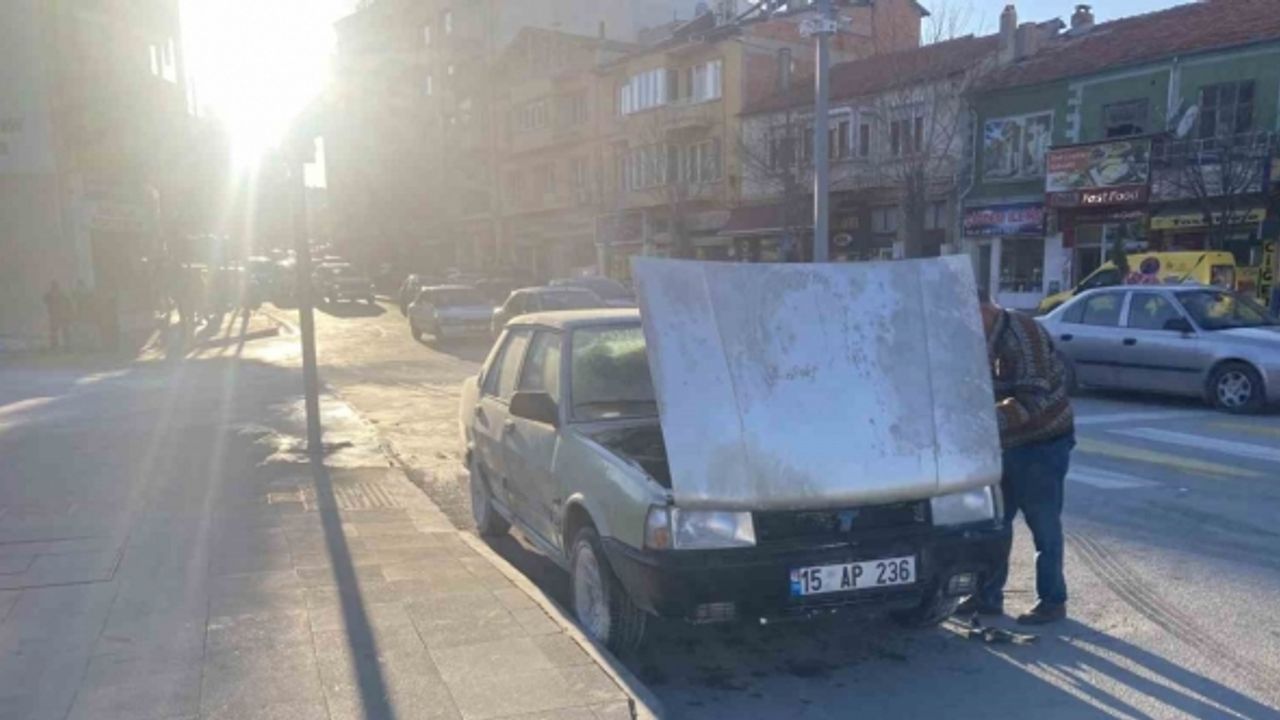 Benzin hortumu patlayan Tofaş marka otomobil alev aldı