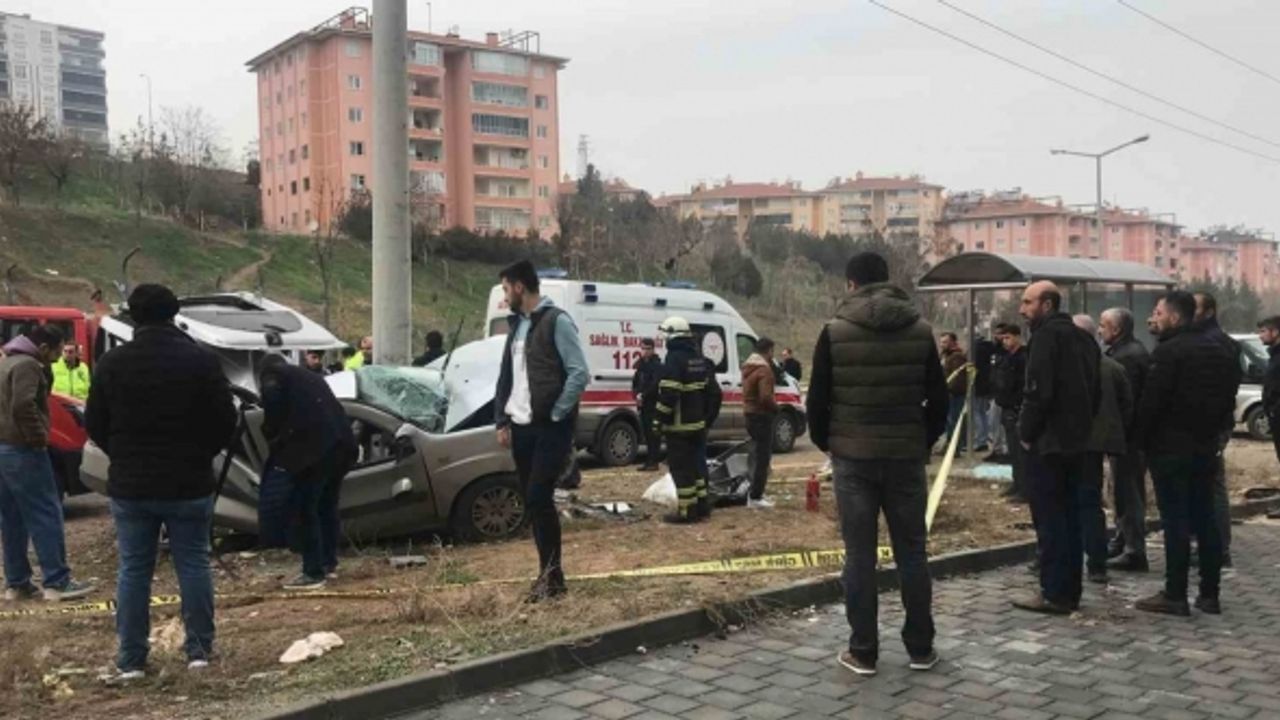 Beton direğe çarpan hafif ticari araç hurdaya döndü, sürücü hayatını kaybetti