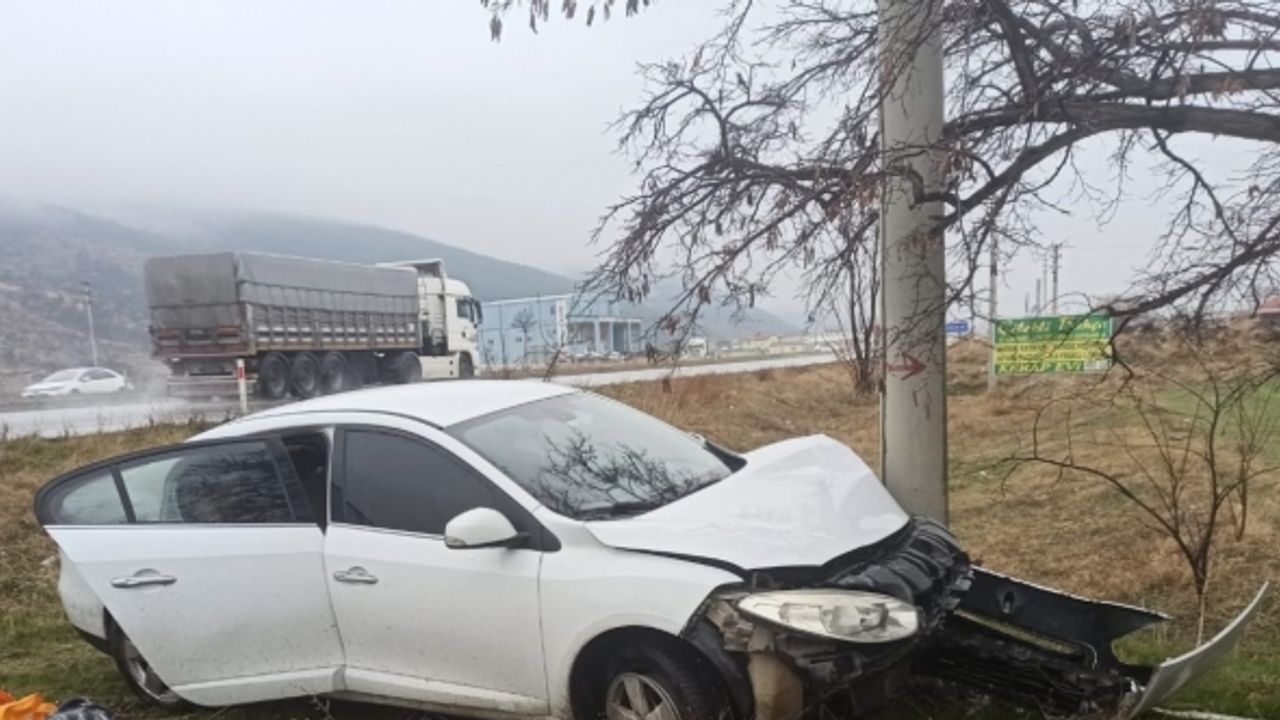 Beton elektrik direğine çarpan otomobilde 3 kişi yaralandı