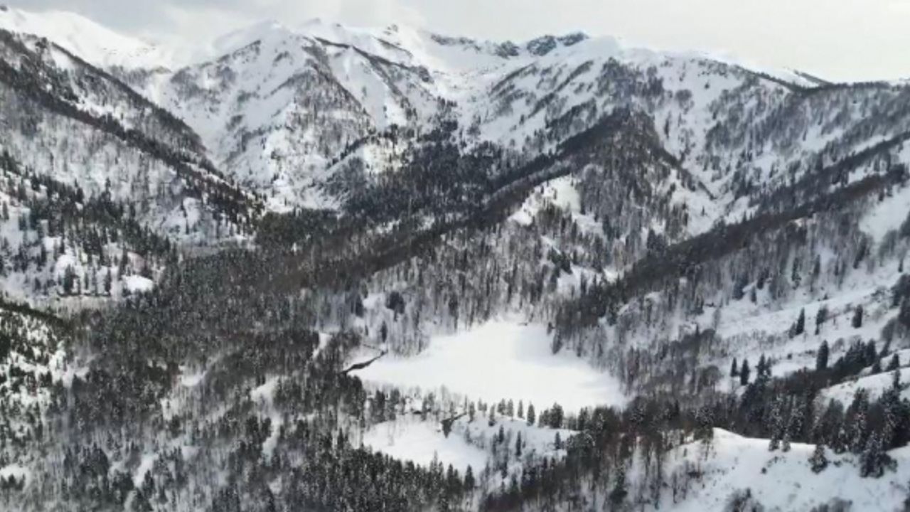 Beyaz örtüyle kaplanan Borçka Karagöl’ün eşsiz manzarası havadan görüntülendi