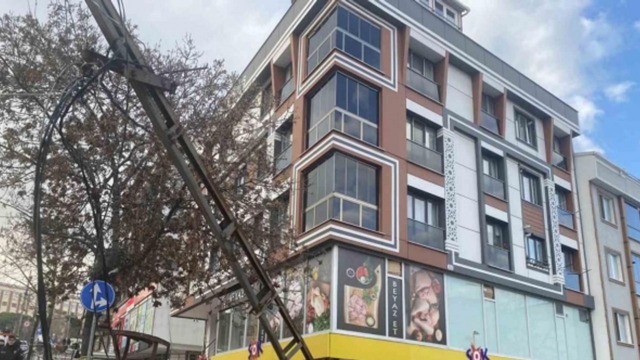 Beylikdüzü’nde elektrik kablolarına takılan TIR, 3 direği yamulttu