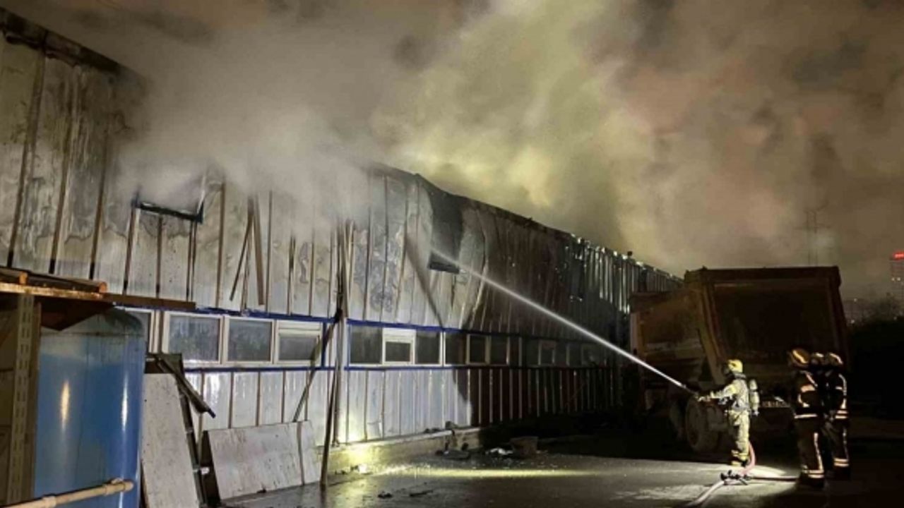 Beylikdüzü’nde sanayi sitesinde korkutan yangın: Üretim tesisi alev alev yandı