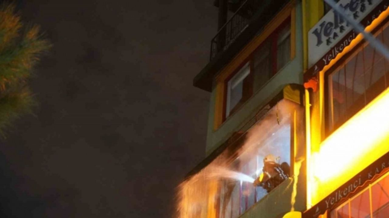 Beyoğlu’nda 4 katlı apart otelde korkutan yangın