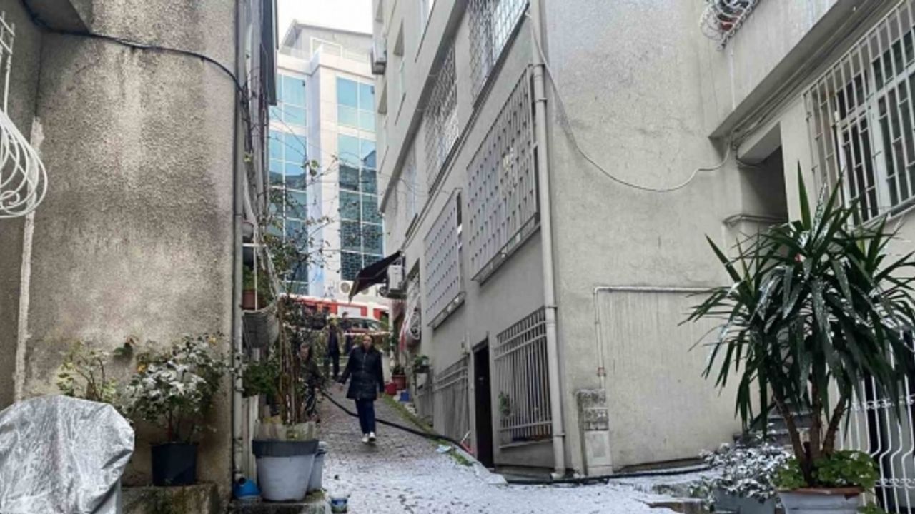 Beyoğlu’nda binada çıkan yangın korkuttu: Mahsur kalan yaşlı kadın kurtarıldı