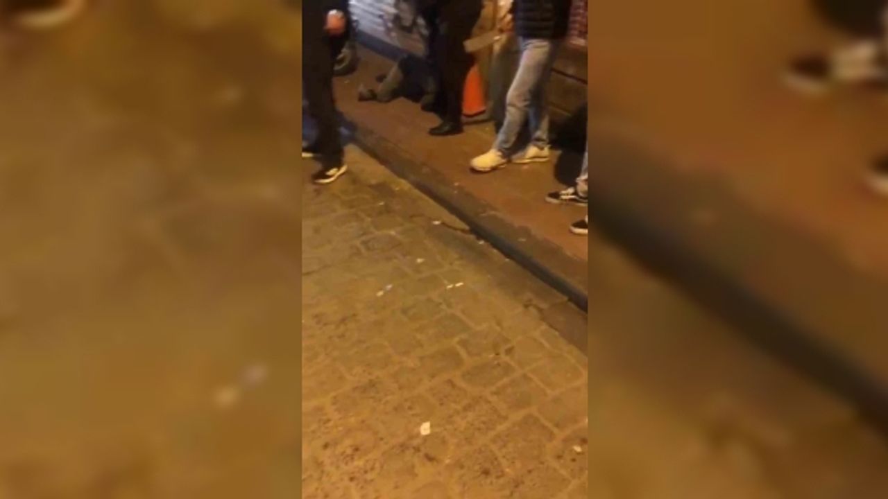 Beyoğlu’nda satırlı “kız arkadaşıma yan baktın” kavgası kamerada: Yanlışlıkla arkadaşının başına sopayla vurup bayılttı