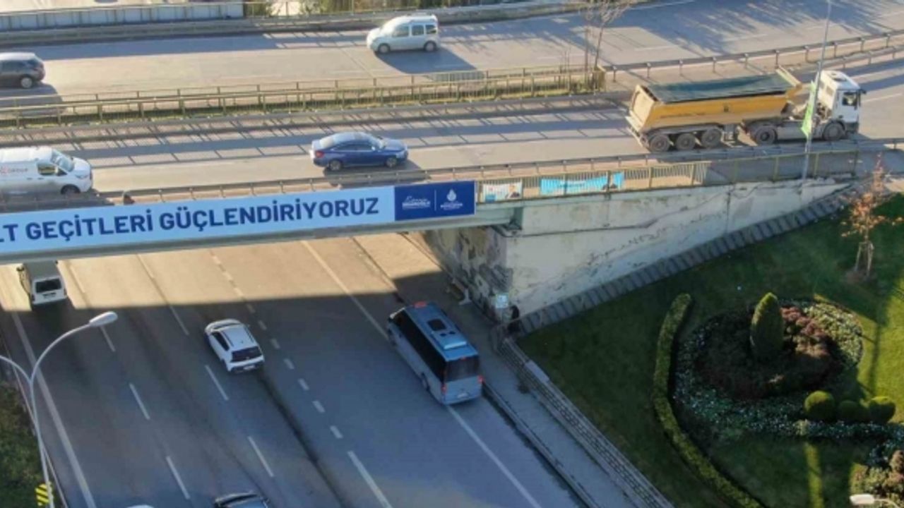 Bilboardda, ’Güçlendiriyoruz’ yazan köprüye 1 yıldır çivi çakılmadı