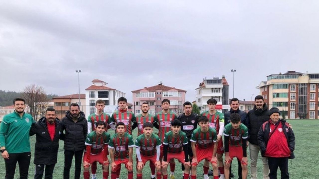 Bilecik U-18 Gençler Ligi’nde 2 hafta önce şampiyonluğu garantileyen 1308 Osmaneli Belediyespor kupasına kavuştu