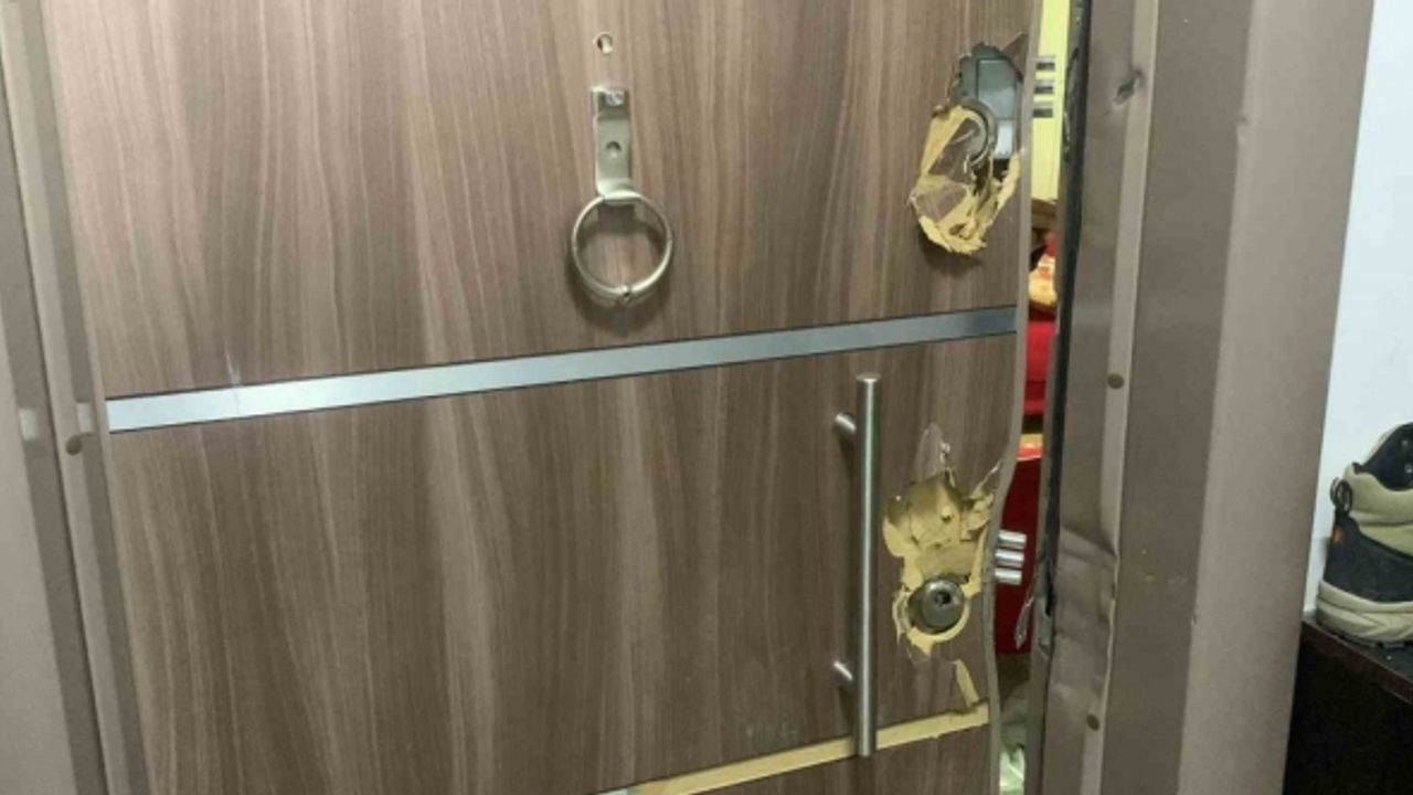 Bileğini kesip fotoğrafını yolladı, dairenin kapısı kırılarak kurtarıldı