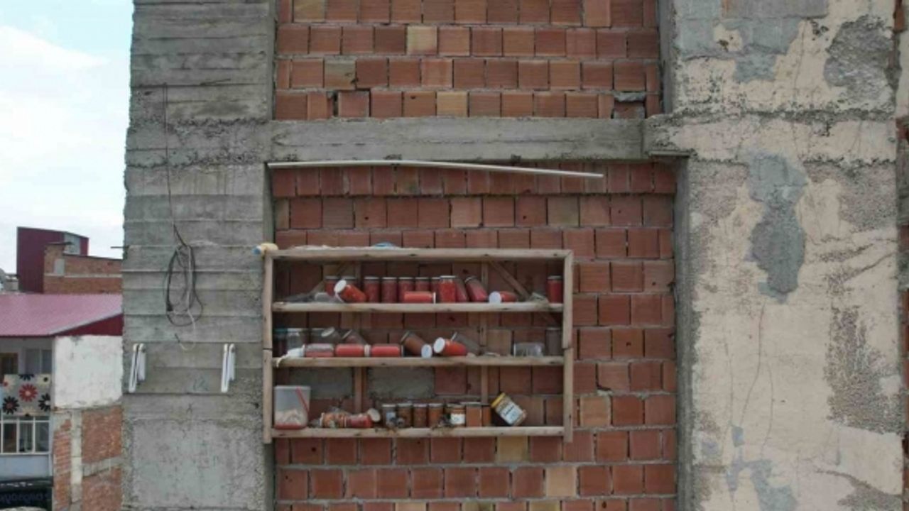 Bina yıkıldı, kavanozlar 11 aydır yerinde duruyor