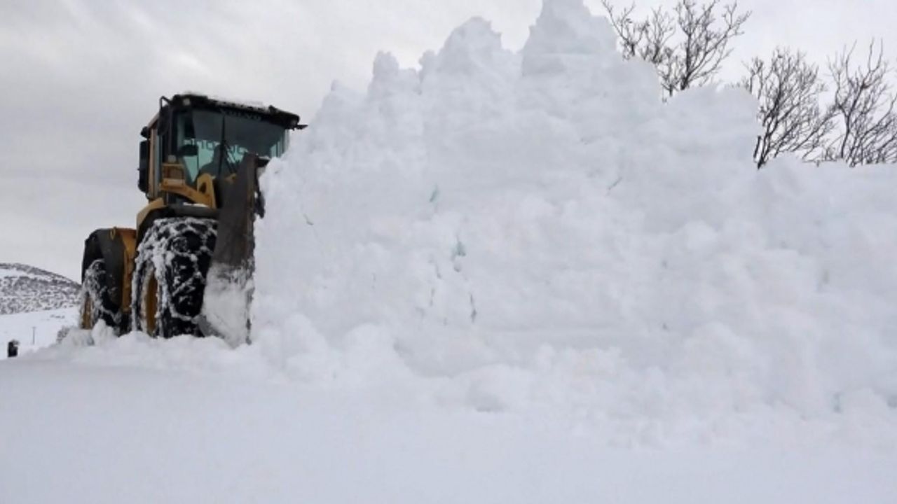 Bingöl’de çetin kış yüzünü gösterdi, ekipler köy yollarının açılması için seferber oldu