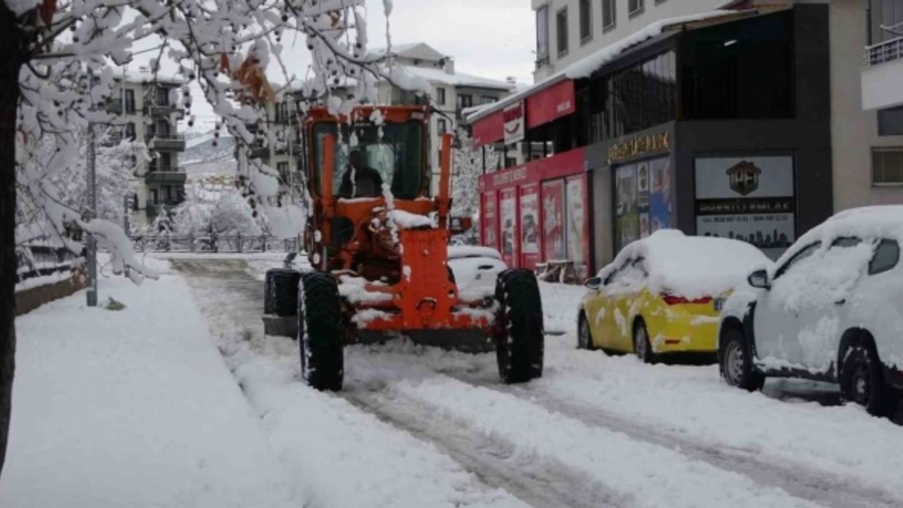 Bingöl’de kar kalınlığı yer yer 30 santimi aştı, 283 köy yolu ulaşıma kapandı