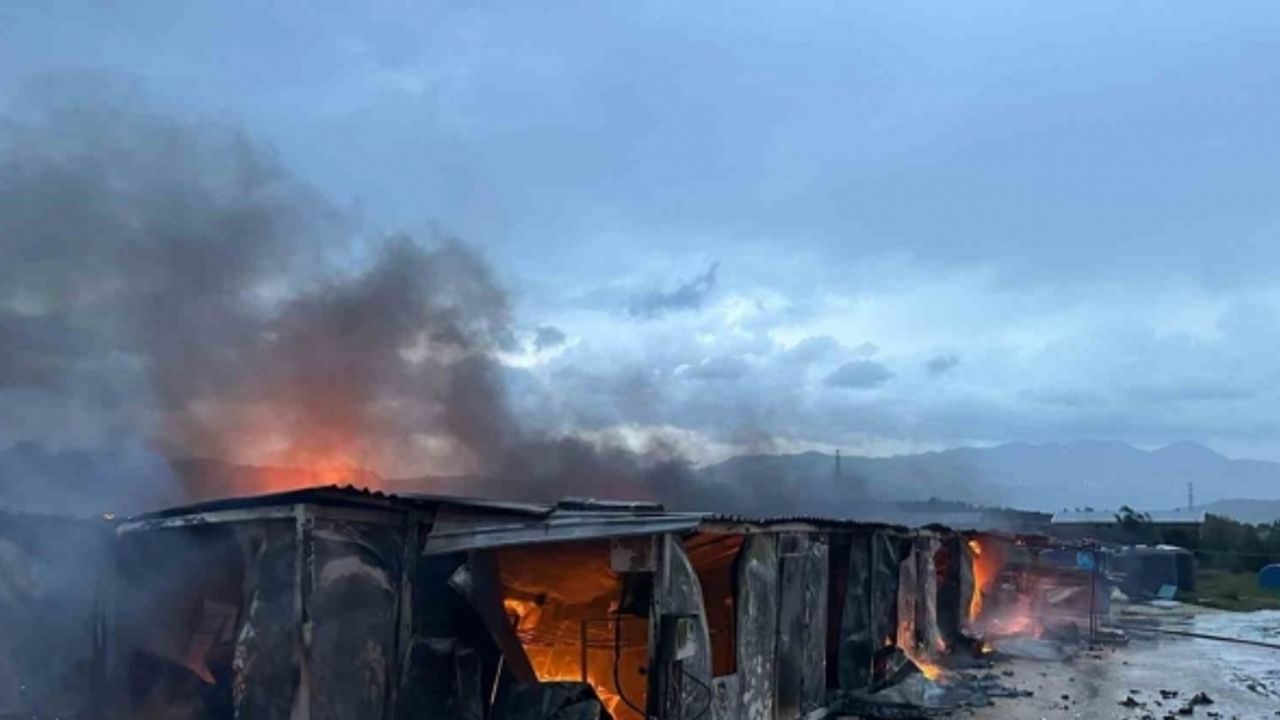 Binlerce insanın konteynerlerde yaşadığı deprem bölgesine elektrik tesisatı uyarısı